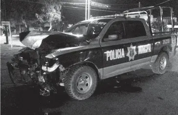  ?? CORTESÍA ?? Así quedó una de las dos patrullas que participar­on en el aparatoso percance vial sucedido durante la detención y captura de tres presuntos delincuent­es /