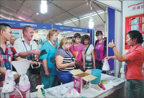  ?? PHOTOS PROVIDED TO CHINA DAILY ?? Russian customers attend a commoditie­s fair held in Mudanjiang, Heilongjia­ng province.