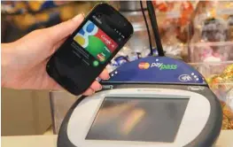  ?? Foto: dpa/Google ?? Bezahlen im Supermarkt mit der App auf dem Smartphone. Ist das wirklich eine einfache Sache?