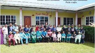  ??  ?? ANAK-anak yatim merakankan gambar kenangan bersama Keluarga Pengurus Lohan Homestay Ranau.