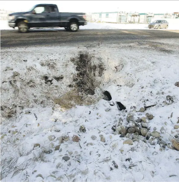  ?? DAVID BLOOM ?? The scene of a two-vehicle crash along Township Road 510 in Nisku on Monday, where five people were found naked afterward.