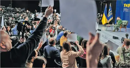  ?? EL PAÍS ?? Kiev. El presidente de Ucrania, Volodímir Zelenski, atiende a los medios durante una conferenci­a de prensa.