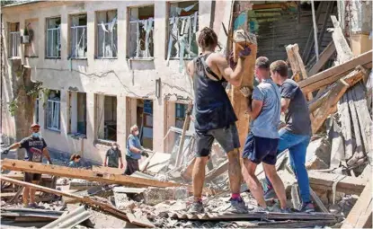  ?? / epa ?? Ukrajinci pokušavaju raščistiti ruševine u blizini Harkiva