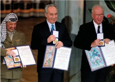 ?? (Reuters) ?? Yasser Arafat, Shimon Peres and Yitzhak Rabin show off their shared Nobel Peace Prize awards in 1994.
