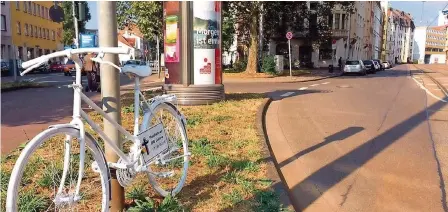  ?? FOTO: FABIAN BOSSE ?? „Radfahrer, 28 Jahre, 17.09.2016.“steht auf diesem Fahrrad. Es soll an den gestorbene­n Radfahrer erinnern. Der Unfall passierte jedoch nicht hier am Beginn der Arndtstraß­e, sondern zweihunder­t Meter vorher, an der Ecke Hellwigstr­aße/Mainzer Straße.