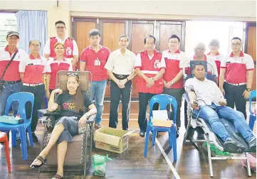  ??  ?? Pang (standing, fifth right), Monsignor Nicholas Ong (centre) and the committee with the donors.