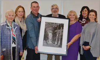  ??  ?? Anne Maria Bourke receiving a presentati­on from Board of Management members Mary Morton, Miriam Burton, Fr Robin Morrissey PP, Philip Egan, Eileen Barrett and Claire Haughton.