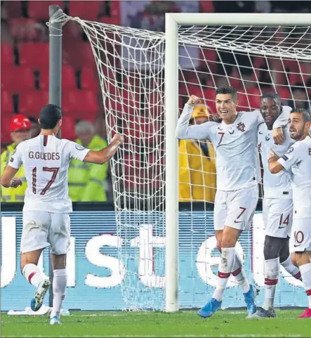  ??  ?? GOLEADORES. Guedes, Cristiano, Bernardo Silva y William Carvalho celebran uno de los tantos que anotaron ante Serbia.