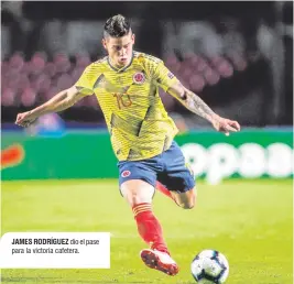  ??  ?? JAMES RODRÍGUEZ dio el pase para la victoria cafetera.