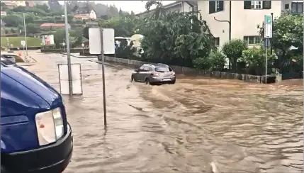  ??  ?? O mau tempo alagou as ruas de Vila Pouca de Aguiar e causou vários prejuízos tanto nas vinhas como nos olivais