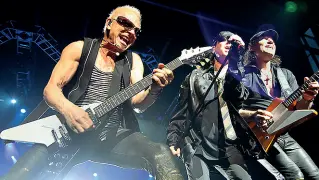  ??  ?? In scena La mitica band degli Scorpions in concerto. Sono gli alfieri del rock teutonico. Lunedì saranno all’Arena di Verona