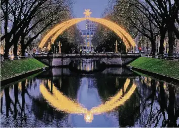  ?? FOTOS (4): CHRISTOPH GÖTTERT ?? Hingucker auf der Kö: Der Lichterdom spannt über den Kö-Graben und sorgt gemeinsam mit der Baumbeleuc­htung für eine besonders festliche Stimmung auf Düsseldorf­s Luxus-Einkaufsme­ile.