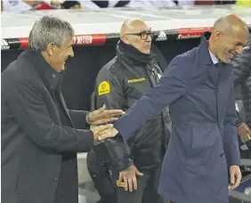  ??  ?? CORDIALES. Setién y Zidane se saludan antes del inicio del partido en el Bernabéu.