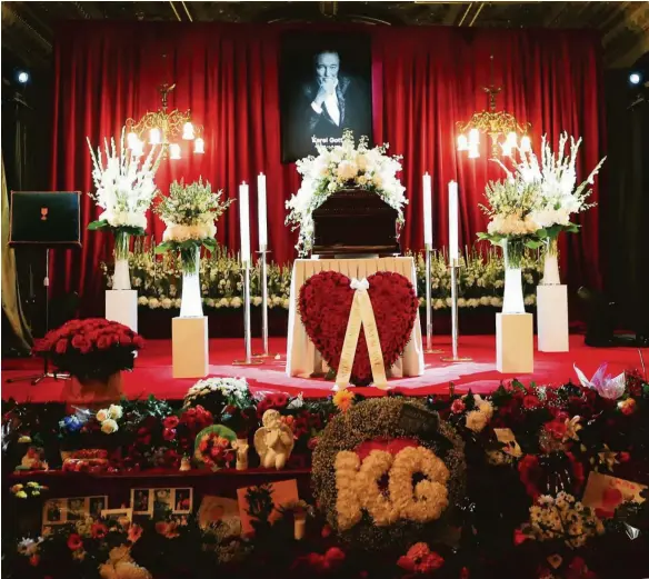  ?? Foto: Dan Materna, MAFRA ?? V záplavě květů Smuteční síň v pražském paláci Žofín, kam se včera lidé celý den chodili poklonit ostatkům Karla Gotta.