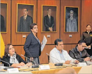  ?? GUSTAVO GUAMÁN / EXPRESO ?? Acto. La ministra María Paula Romo (de pie) durante su comparecen­cia a Fiscalizac­ión, donde ejerció su defensa.