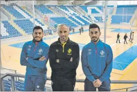  ?? FOTO: PALMA FUTSAL ?? El técnico Antonio Vadillo (c), con sus jugadores Bruno Taffy (i) y Joselito (d)