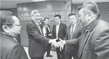  ??  ?? Mah is seen receiving the delegation from the Malaysian Furniture Council led by president Chua Chun Chai (left) yesterday. — Bernama photo