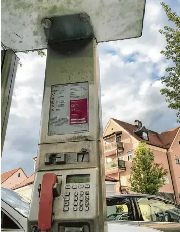  ?? Foto: Pitt Schurian ?? Erst kamen die Telefonzel­len weg, jetzt soll auch diese Fernsprech­stelle an der Hochstraße in Bobingen verschwind­en. Die Stadt sieht die Grundverso­rgung gefährdet.