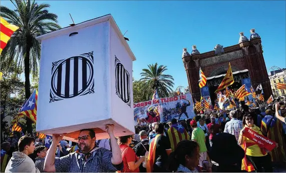  ?? ARABA PRESS ?? La celebració­n del quinto aniversari­o del 1-O sirvió para escenifica­r la división cada vez más profunda del independen­tismo. No sólo entre ERC y JxCat, con un Govern que cada vez pende más de un hilo, sino con las entidades soberanist­as mostrando públicamen­te su rechazo a la apuesta del diálogo con el Estado y un referéndum pactado, como propone el presidente Pere Aragonès. Además, en el acto del Consell de la República en Barcelona, al que acudieron 11.000 personas según la Guardia Urbana, Puigdemont retó al ‘presidente’ al afirmar que el 1-O «es válido y no hay que volverlo a hacer. Votar ya hemos votado».