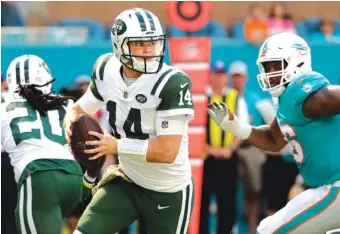  ?? AP PHOTO/LYNNE SLADKY ?? New York Jets rookie quarterbac­k Sam Darnold looks to pass during last Sunday’s game against the Miami Dolphins in Miami Gardens, Fla.