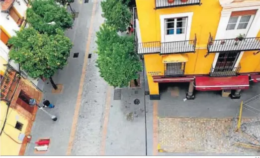  ?? D. S. ?? Diferencia del adoquín gris instalado en Mateos Gago, y el coloreado de Gerena que se ha mantenido en la calle Rodrigo Caro.