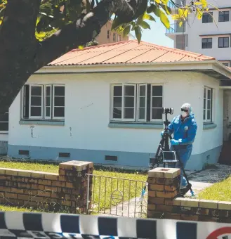  ?? Picture: MIKE BATTERHAM ?? Police take crime scene shots from 17 Waverley Street in Southport.