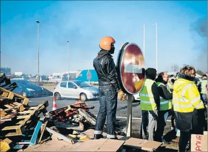  ?? CHARLY TRIBALLEAU / AFP ?? Una barricada de chalecos amarillos bloqueaba el tráfico ayer en la circunvala­ción de Caen