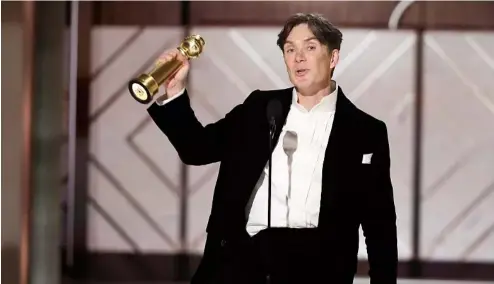  ?? ?? Cillian Murphy accepte le prix du meilleur acteur dans un film pour son rôle dans "Oppenheime­r" lors de la 81e édition des Golden Globe Awards.