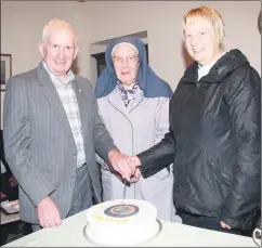  ?? (Pic: The Avondhu Archives) ?? Sr Berchmans pictured in September 2011 cutting the cake at the Pioneer celebratio­ns at The Little Company of Mary Convent, Fermoy, with Tom Burke and Eimear Howard.