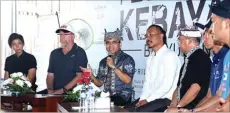  ?? RENDRA KURNIA/RADAR BANYUWANGI ?? ANTUSIAS: Bupati Banyuwangi Abdullah Azwar Anas (tengah) saat jumpa pers Banyuwangi Internatio­nal BMX 2017 di Green Airport Blimbingsa­ri, Banyuwangi, kemarin (21/4).