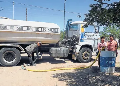  ?? (MUNICIPALI­DAD SAN JOSÉ) ?? Sequía. En San José de las Salinas, un camión de la Dipas reparte agua en los domicilios.