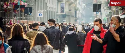  ?? (Ansa) ?? Al Vomero Caos ieri nel quartiere del Vomero, meta tradiziona­le dello shopping campano: file fuori dai negozi e dai bar, strade intasate di auto in coda e la folla a piedi hanno reso impossibil­e il distanziam­ento Napoli