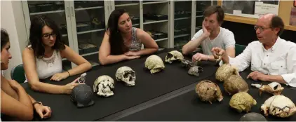  ?? Australopi­thecus garhi. ?? Cocos fósiles. Tim White y algunos de sus alumnos de Berkeley analizan cráneos de homínidos. Este paleoantro­pólogo estadounid­ense participó en el hallazgo de Lucy y en el de