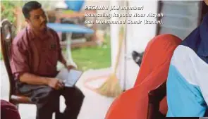  ??  ?? PEGAWAI JKM memberi kaunseling kepada Nour Aisyah dan Mohammad Somir (kanan).