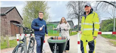  ?? FOTO: ULI RENTZSCH ?? Freie Fahrt für Lastenräde­r: Bürgermeis­ter Christian Küsters mit Dreikantsc­hlüssel (v.r.), Verkehrspl­anerin Insa Weisz und Björn Schwan vom Baubetrieb­shof an der neuen Umlaufsper­re.