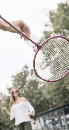  ?? Foto: dpa ?? Badminton ist ein beliebter Parksport. Mit Schlägern und einem Federball kann man loslegen.