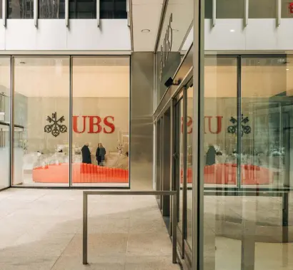  ?? Jeenah Moon, © The New York Times Co. ?? This building in midtown Manhattan houses the offices of Swiss bank UBS. UBS recently rolled out plans to allow 10% of its 20,500 employees in the U.S. to work remotely all the time.