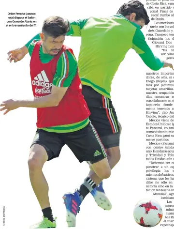  ??  ?? Oribe Peralta (casaca roja) disputa el balón con Oswaldo Alanís en el entrenamie­nto del Tri