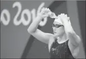  ?? DOMINIC EBENBICHLE­R / REUTERS ?? China’s Ye Shiwen douses herself with water before the 200m individual medley semifinal on Monday.