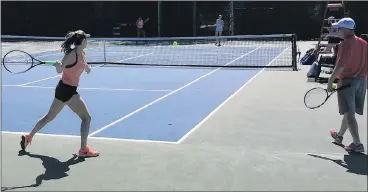  ?? BRENDAN MCCARTHY/THE TELEGRAM ?? Newfoundla­nd and Labrador tennis coach Mike Meaney watches Emma Murray hit some balls during a Canada Games practice session Sunday at the Winnipeg Lawn Tennis Club.