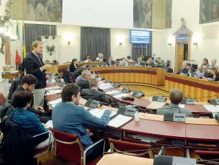  ??  ?? Consiglio L’aula di Palazzo Thun. La tornata della prossima settimana slitta a quella successiva: si riparte dal rendiconto del 2016