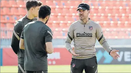  ?? FOTO: EFE ?? Diego Pablo Simeone habla durante el entrenamie­nto del equipo con Marcos Llorente y Koke