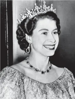  ?? AP ?? Retrato de Isabel II, hace 63 años, cuando recién había recibido la investidur­a de Reina de Inglaterra.