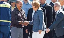  ??  ?? Kanzlerin Angela Merkel informiert­e sich gestern in Heidenau über die Probleme der Flüchtling­e.