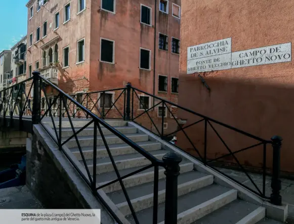  ??  ?? ESQUINA de la plaza (campo) del Ghetto Nuovo, la parte del gueto más antigua de Venecia.