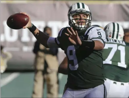  ?? PHOTOS BY SETH WENIG — THE ASSOCIATED PRESS ?? Jets quarterbac­k Bryce Petty throws during New York’s 9-6 loss to Rams on Sunday.