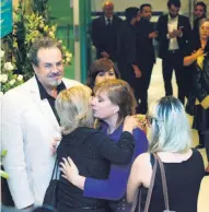  ??  ?? Maribel Robles, esposa de Rogelio Guerra, recibió las condolenci­as.