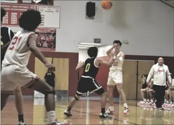  ?? ODETT OCHOA PHOTO ?? Imperial Tiger Kraig Rollins (22, right of center) attempts to pass the ball to Jared Nixon (21, far left) during a CIF SDS D-IV boys basketball playoff game against St. Joseph Academy on Friday, February 17, at the Tigers’ gym in Imperial.