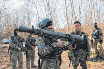  ?? FOTO: ANDREW MARIENKO/DPA ?? Ein Gutachten warnt vor der Ausbildung ukrainisch­er Soldaten auf deutschem Boden.