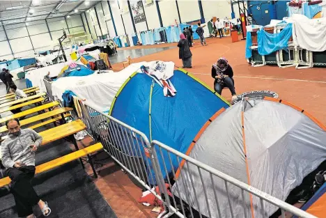  ?? Foto: Heribert Corn ?? In der Sport&-Fun-Halle wurde bis Mitte September InlineHock­ey, Fußball, Basketball, Tischtenni­s, Badminton und Beachvolle­yball gespielt, es gab ein Fitnesscen­ter, eine Laufbahn und eine Anlage für Hammerwerf­er. Jetzt wohnen dort Flüchtling­e. Wenn man...